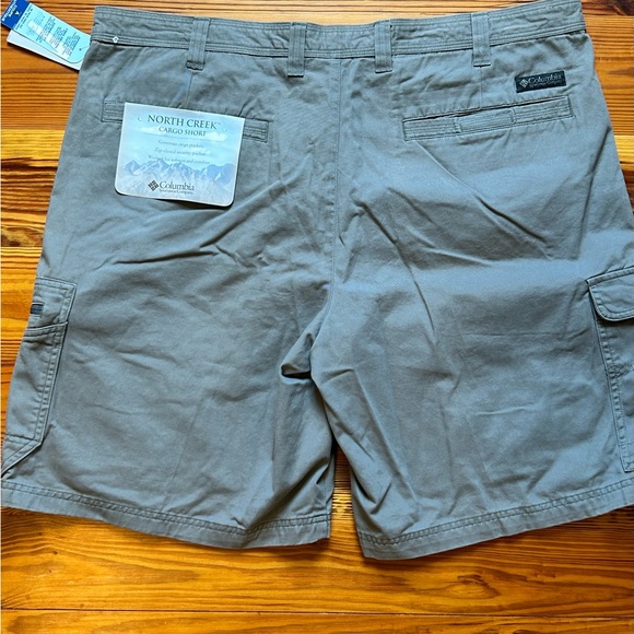 Columbia North Creek Cargo Shorts, size 40, NWT - Picture 2 of 4